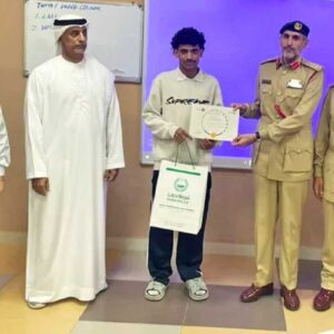സത്യസന്ധതയ്ക്കുള്ള അംഗീകാരം; കളഞ്ഞുകിട്ടിയ പഴ്‌സ് തിരിച്ചേൽപ്പിച്ച വിദ്യാർത്ഥിയ്ക്ക് സ്‌നേഹോപഹാരവുമായി യുഎഇ പോലീസ്