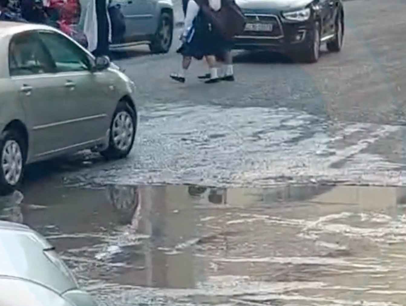 കുവൈറ്റിലെ ഈ റോഡുകളിൽ മലിനജലം, ഗട്ടറുകൾ ; ആരോഗ്യ ഭീഷണി ഉയരുന്നു