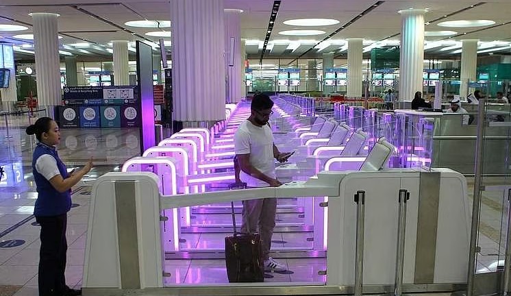 പാസ്പോർട്ടില്ല, ബോർഡിങ് പാസ്സില്ല; നിമിഷങ്ങൾക്കകം ഇമിഗ്രേഷൻ കടക്കാം! യുഎഇ എയർപോർട്ടിൽ ‘റെഡ് കാർപെറ്റ്’ കോറിഡോർ