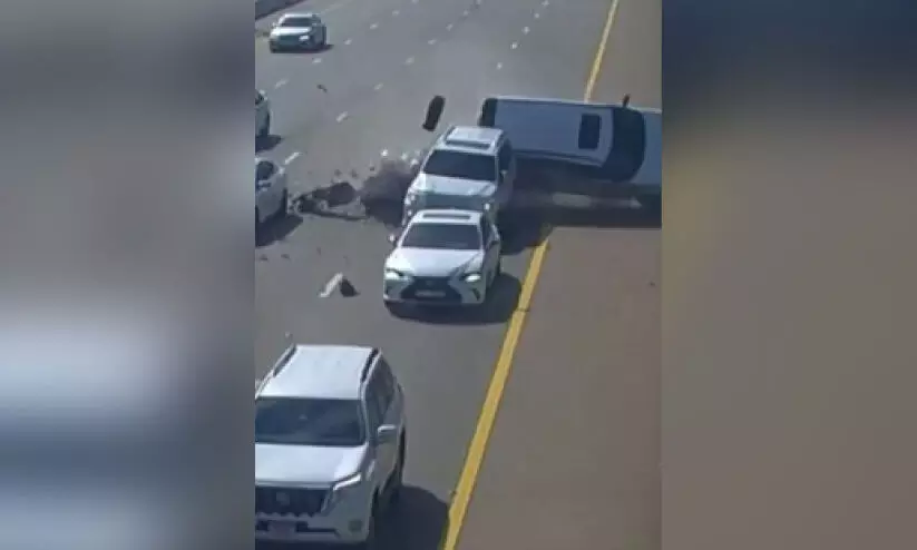 കണ്ണ് തെറ്റിയാൽ മരണം വരെ സംഭവിക്കാം! ഡ്രൈവിങ്ങിനിടെയുള്ള ഫോൺ ഉപയോഗം; ഞെട്ടിക്കുന്ന അപകട ദൃശ്യങ്ങൾ പുറത്തുവിട്ട് യുഎഇ പൊലീസ്