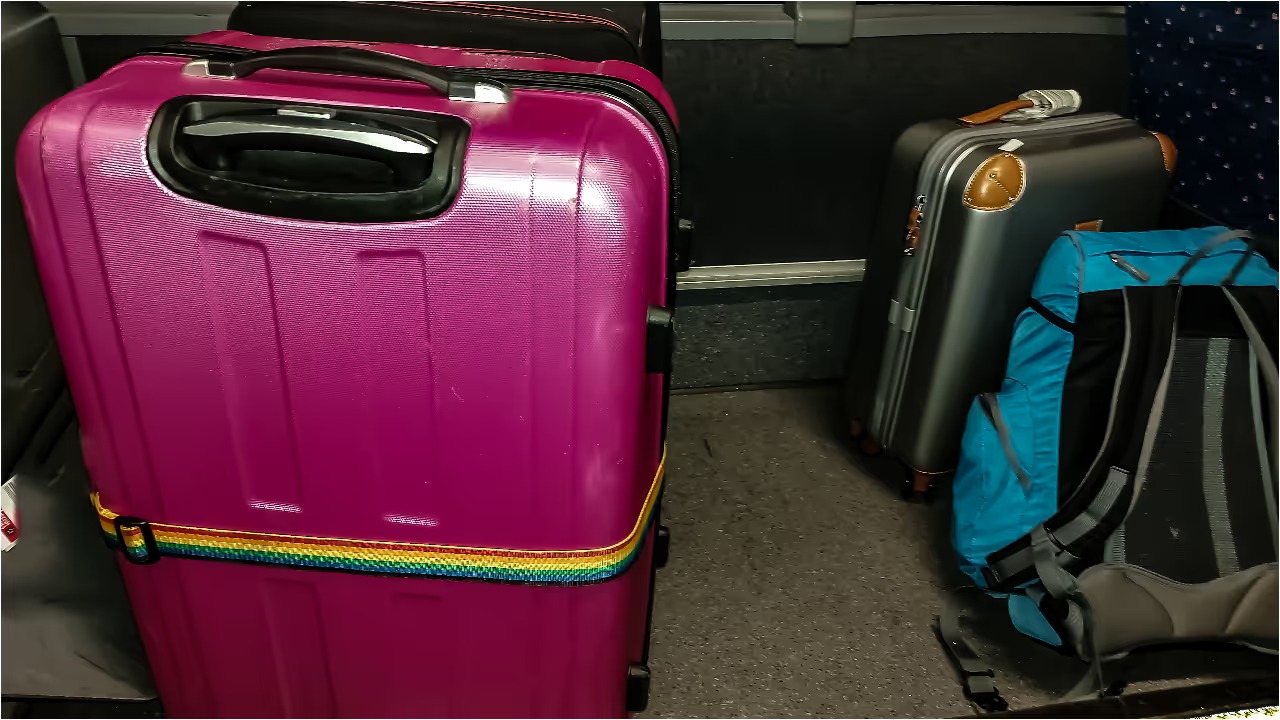 എയർപോർട്ടിൽ നിന്ന് യാത്ര തുടങ്ങി, ബാഗ് വഴിയിൽ നഷ്ടപ്പെട്ടു; സിസിടിവി സഹായത്തോടെ മണിക്കൂറുകൾക്കകം പ്രവാസിയുടെ ബാഗ് കണ്ടെത്തി നൽകി പൊലീസ്