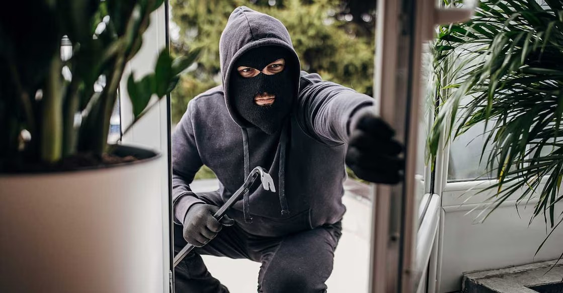 ജീവനക്കാരനെ ബന്ധിയാക്കി, സേഫ് തകർത്ത് 68 ലക്ഷത്തോളം രൂപ കവർന്നു: ദുബായിൽ റിയൽ ലൈഫ് ‘മണി ഹൈസ്റ്റ്’; പ്രവാസികൾ പിടിയിൽ