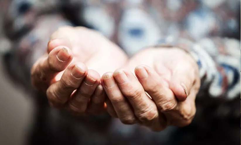 ഭിക്ഷാടനമെന്ന് കരുതിയോ? പായക്കടിയിൽ കാൽലക്ഷം ദിർഹം, യുഎഇയിലെ വീട്ടുമുറ്റത്ത് മൂന്ന് ആഡംബര കാറുകൾ!