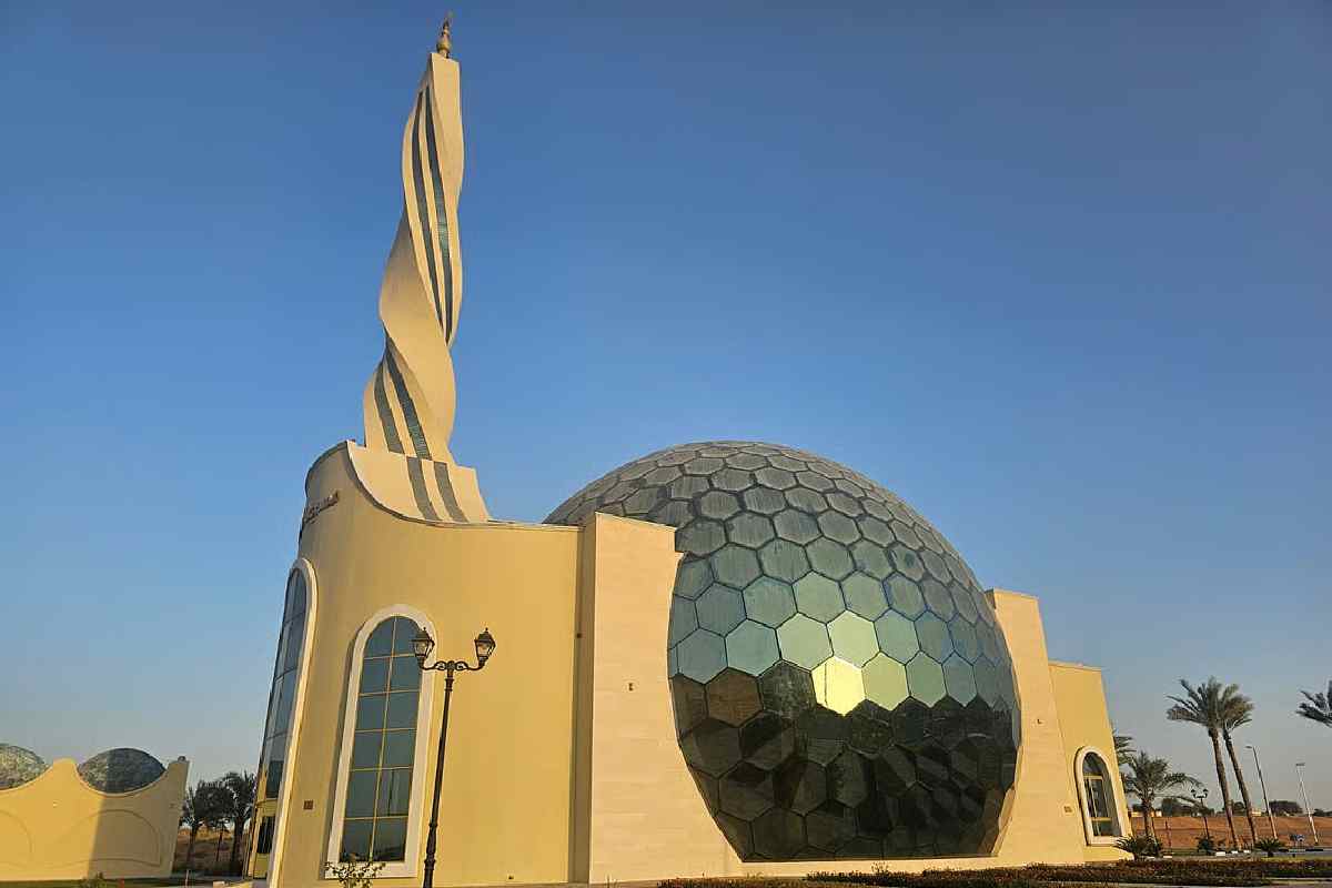 സ്വർണസൂര്യന്റെ കിരണങ്ങൾ നിറയുന്ന ദിവ്യവേദി; യുഎഇയിൽ ആധുനിക ഡിസൈനിൽ മനോഹരമായ ഗ്ലാസ് താഴികക്കുടം പള്ളി തുറന്നു!