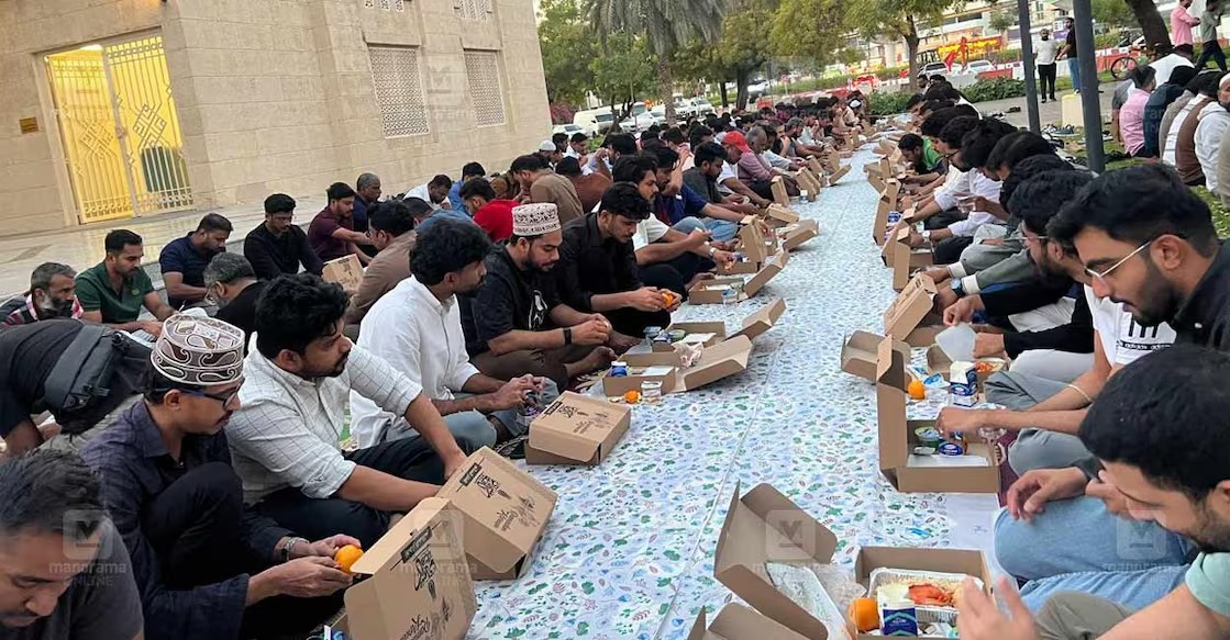 മലയാളികളുടെ ഡിജിറ്റൽ കൂട്ടായ്മ; നോമ്പുതുറ എവിടെ കിട്ടും? ഒരു ക്ലിക്കിൽ മുഴുവൻ വിവരങ്ങളും! പ്രവാസികൾക്ക് ആശ്വാസമായി ‘ചോറുള്ള പള്ളി’ ഗ്രൂപ്പും ഇഫ്താർ വെബ്‌സൈറ്റും