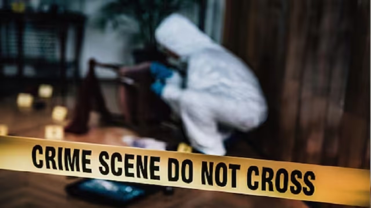 മകൾ ഒന്നാം നിലയിലെ മുറിയിൽ ഉറക്കത്തിൽ, താഴത്തെ നിലയിൽ അമ്മയെ കൊലപ്പെടുത്തിയ ശേഷം ജീവനൊടുക്കി വീട്ടുജോലിക്കാരൻ; വീട്ടുകാർക്ക് സർപ്രൈസ് നൽകാനെത്തിയ പ്രവാസി കാണുന്നത് ഭാര്യയുടെ മൃതദേഹം