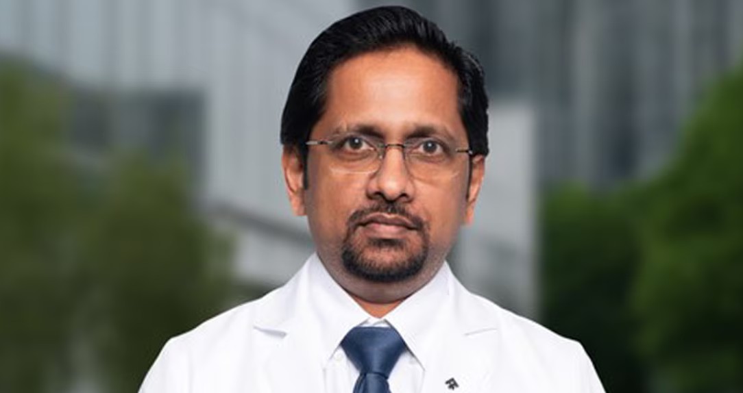 വിമാനത്തിനുള്ളിൽ ആകാശച്ചുഴിയിൽ ശ്വാസംമുട്ടി മൂന്നു വയസ്സുകാരൻ; രക്ഷകനായി മലയാളി ഡോക്ടർ