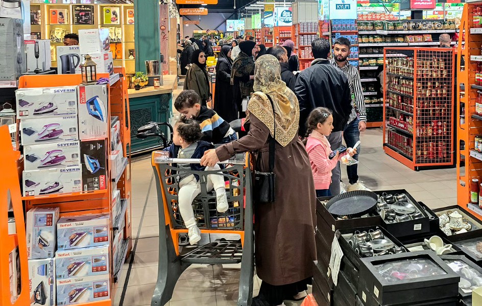 റമദാൻ എത്തി; യുഎഇയിലെ സൂപ്പർമാർക്കറ്റുകളിൽ ജനസാഗരം! മണിക്കൂറുകൾ നീണ്ട ക്യൂ, ട്രാഫിക് കുരുക്ക്; അവസാന നിമിഷം സാധനങ്ങൾ വാങ്ങാൻ തിരക്ക്